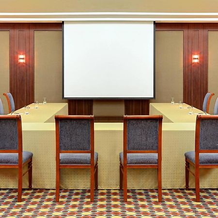Sheraton Jeddah Hotel - Saudi Brothers Commercial Company Branch Eksteriør bilde A projection screen in a meeting room