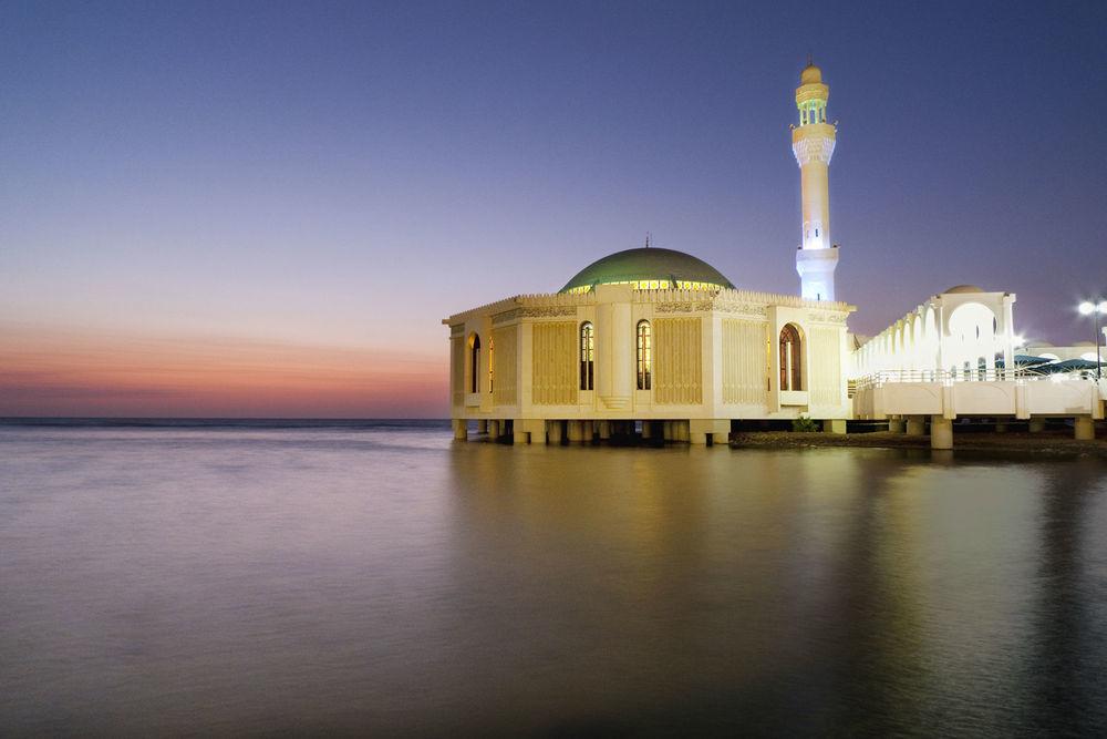 Sheraton Jeddah Hotel - Saudi Brothers Commercial Company Branch Eksteriør bilde The mosque at night