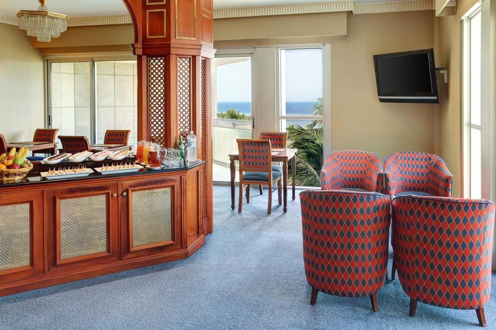 Sheraton Jeddah Hotel - Saudi Brothers Commercial Company Branch Eksteriør bilde Club Lounge at the airport