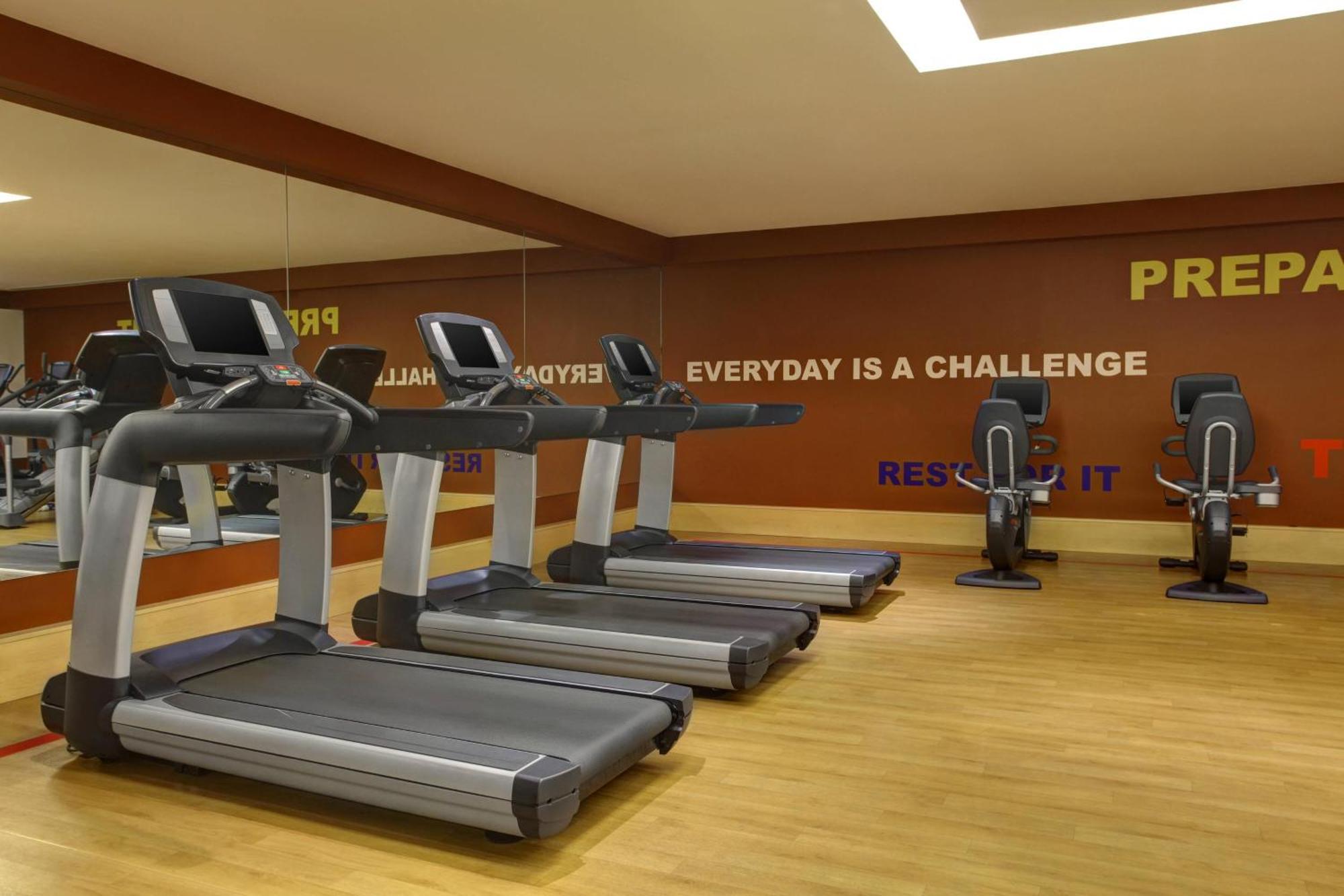 Sheraton Jeddah Hotel - Saudi Brothers Commercial Company Branch Eksteriør bilde The gym at the hotel