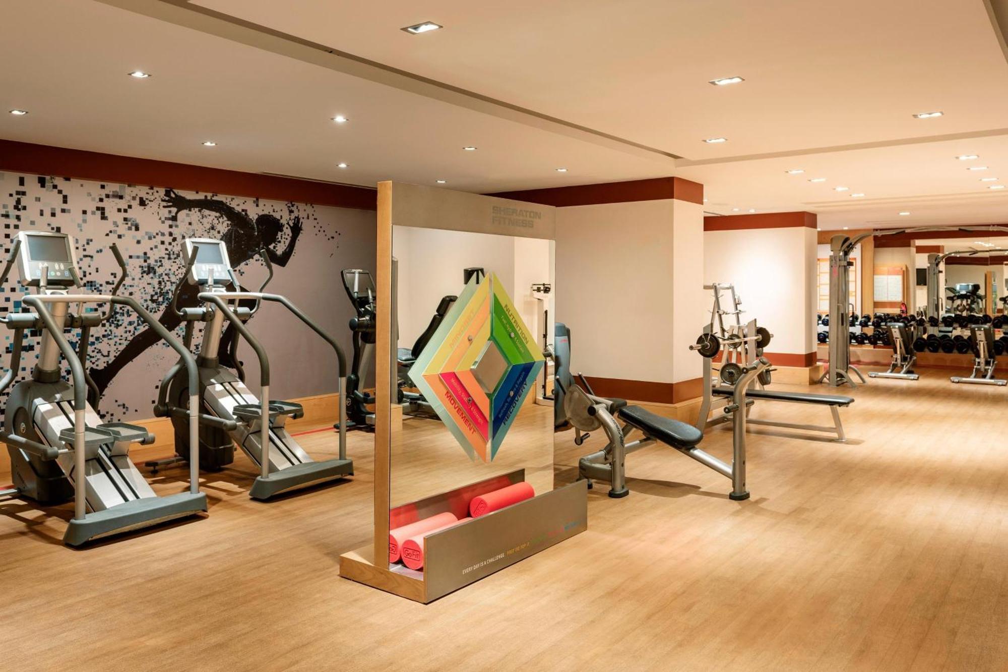 Sheraton Jeddah Hotel - Saudi Brothers Commercial Company Branch Eksteriør bilde The gym at the hotel